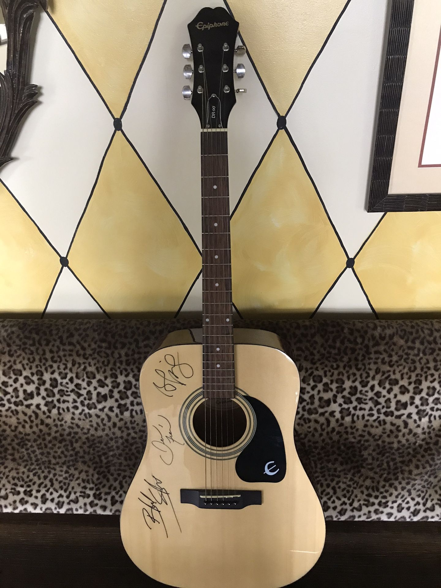 Blake Shelton, Brad Paisley, And Jerrod Neiman Signed Autographed Gibson Epi phone Guitar