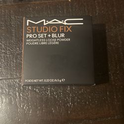 Mac Studio Fox Pro Set + Blur Weightless Powder 