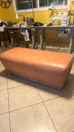 Bench de piel buenas condiciones  48” x 22”