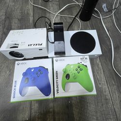 XBOX SERIES X WITH TWO CONTROLLERS,CHARGING DOCK AND A PROJECTOR 