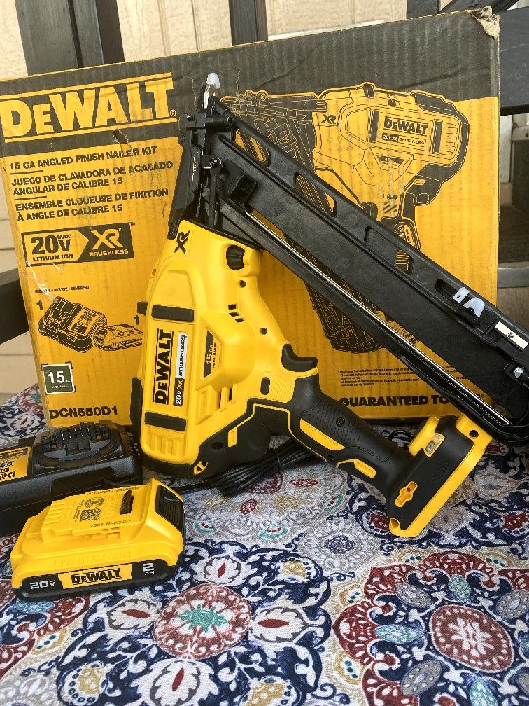 DeWalt 20 V MAX XR Lithium Ion Cordless 2-1/2" 15 Ga Finish Nailer Kit With 2.0 Ah Battery & Charger