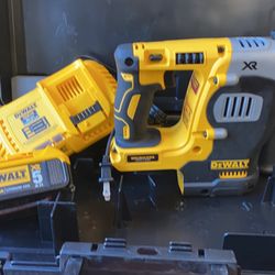 DEWALT 20-Volts MAX XR Cordless Brushless 1 in. SDS Plus L-Shape Rotary Hammer with (1) 20-Volts 5.0Ah Batteries & Charger