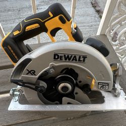 New 20v Dewalt Xr brushless 7 1/4 Circular Saw Only 
