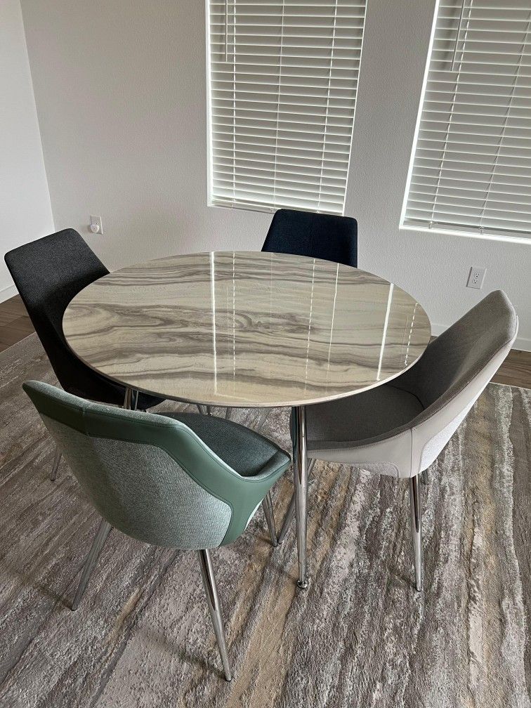 Round Dinning Table In Excellent Condition