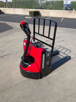 2016 Raymond 8210 electric pallet jack 7,300 hours