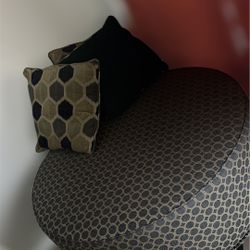 Round Couch Otterman Blue With Four Pillows 