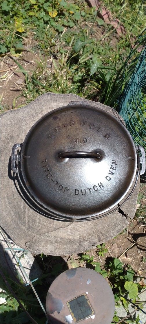 Griswold Tite -Top #9 Dutch Oven 834D w/Lid