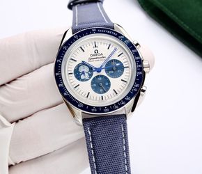 A men's classic domineering watch