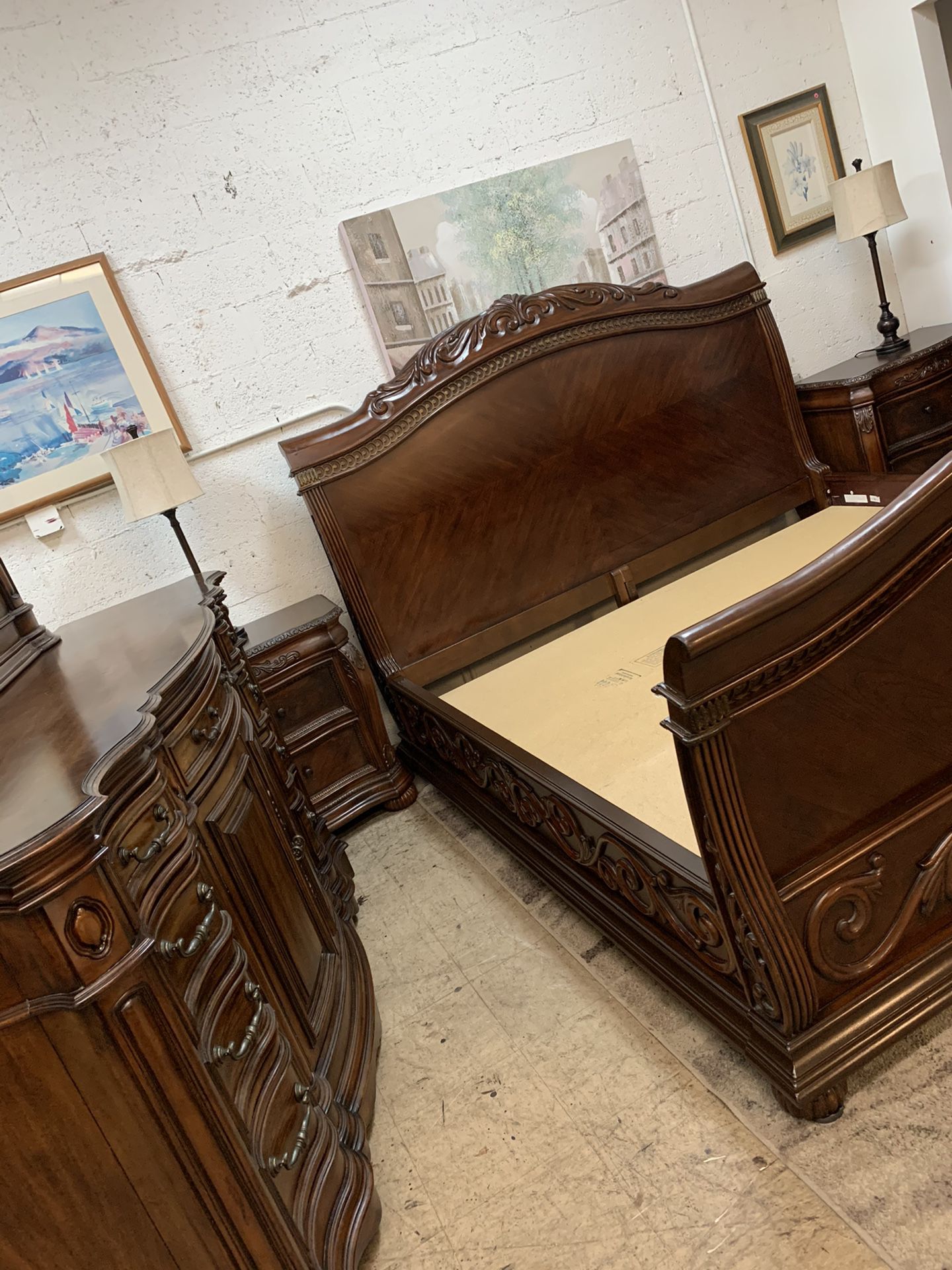 Beautiful platform solid wood king size bedroom set in excellent condition like new !