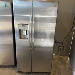GE STAINLESS COUNTER DEPTH REFRIGERATOR 
