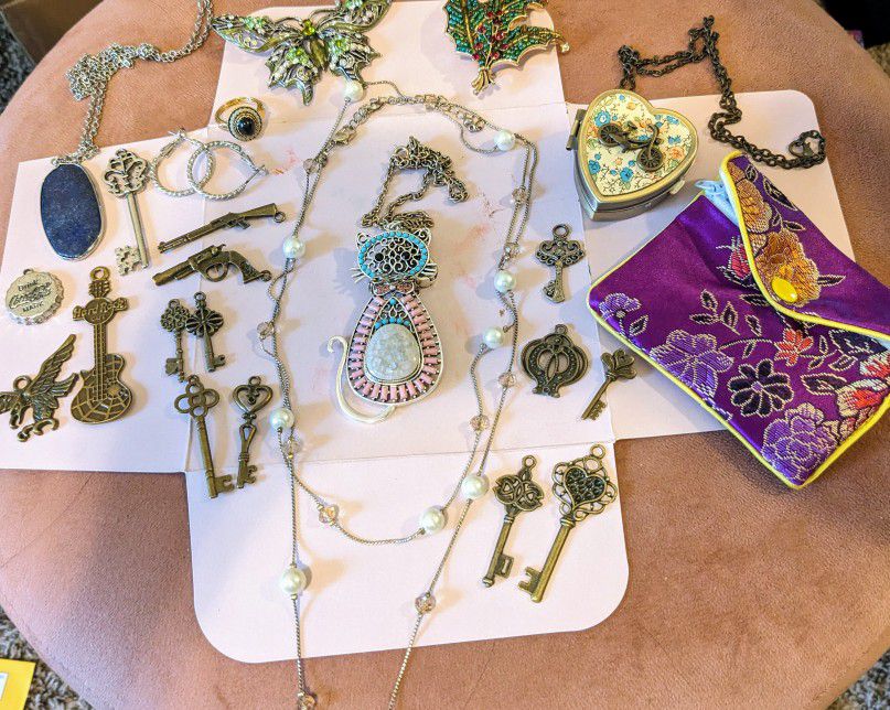 Huge Jewelry Lot Necklaces,Agate Stones,Beads,Pendants Steampunk Etc