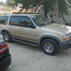 2000 Ford Explorer 