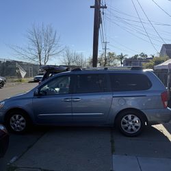 2008 Hyundai Entourage 