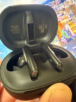 Poly / Plantronics Voyager Free 60+ Wireless Earbuds w/ Smart Touchscreen Case