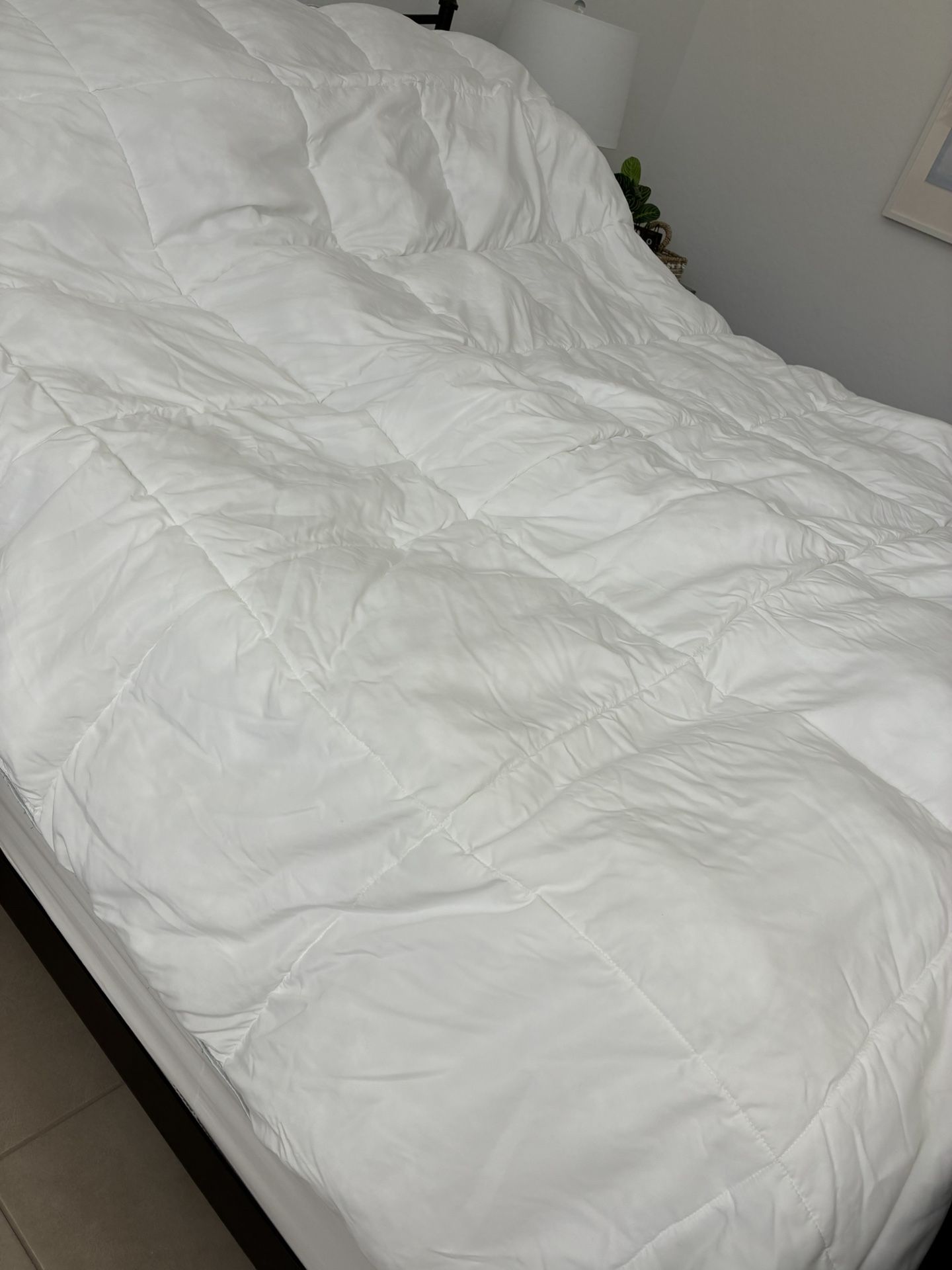 Cozy White Down Queen Size Comforter Blanket 