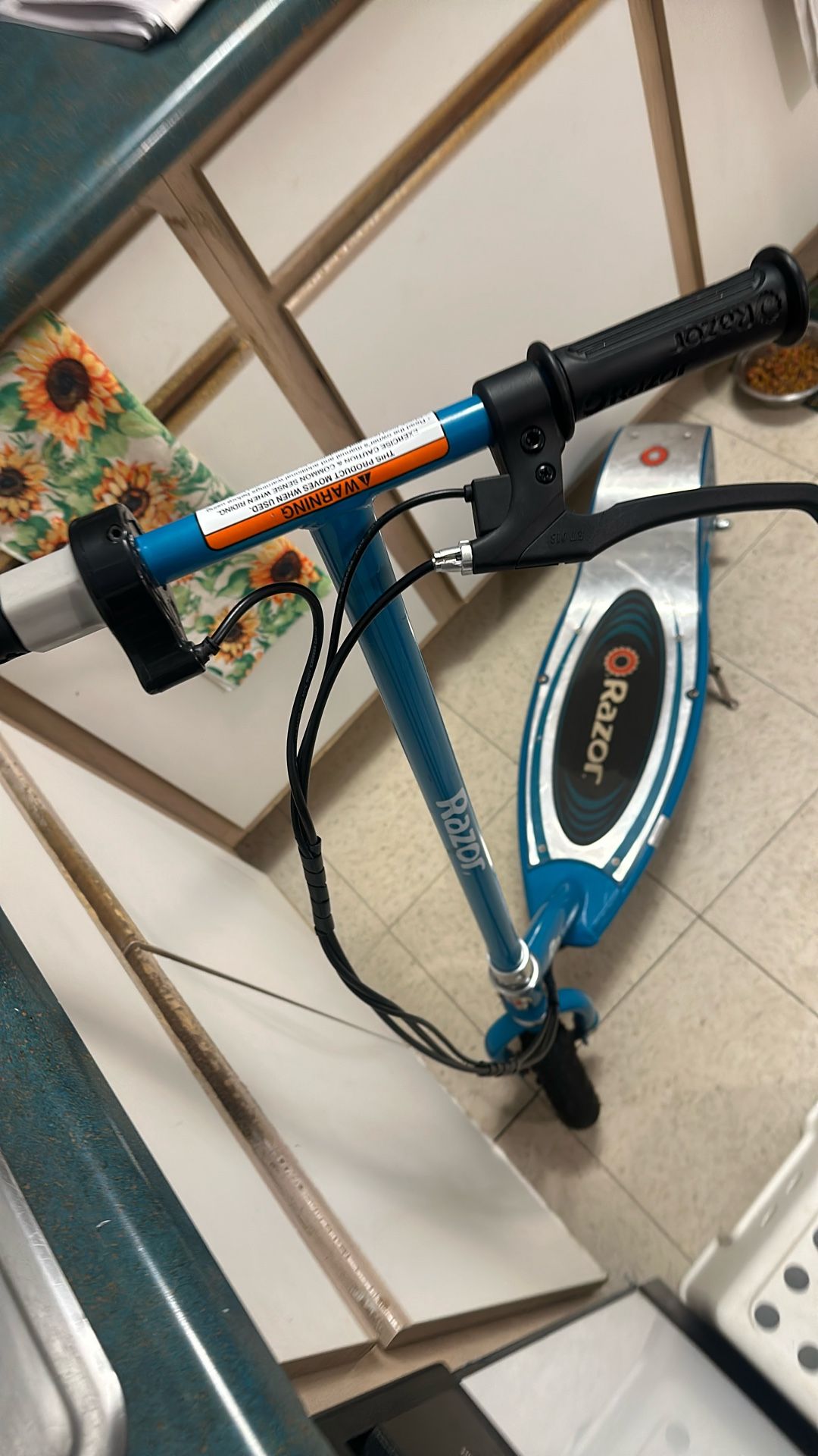 razor e200 electric scooter blue works well with charger used