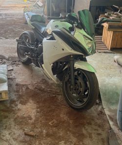 2010 white and black Yamaha Fz6r 3200.00