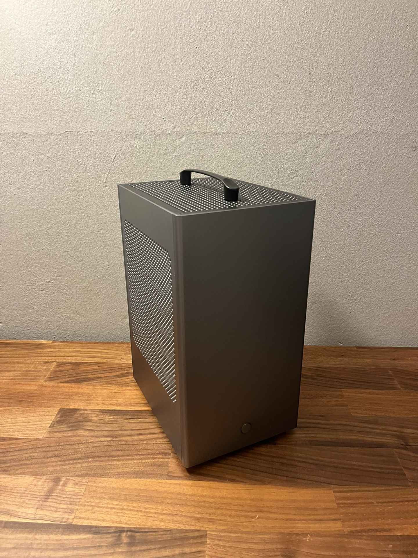 Sixge LG K3S mITX PC case.