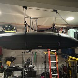 Yakima SkyBox 16 Carbonite rooftop cargo box