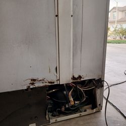 General Electric Refrigerator Old But Works Fine