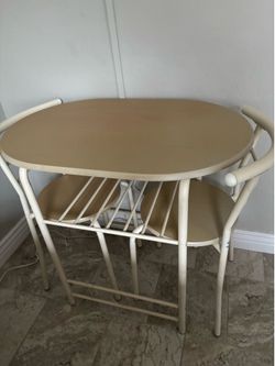 Cute small table and chairs .perfect in kids room ..29/31 $35 great shape