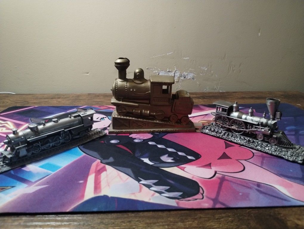 Set Of 3 Metal Locomotive Statues
