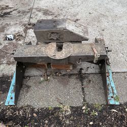 Heavy duty fifth wheel receiver hitch