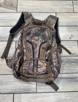Esta es una mochila de caza de camuflaje game winner con sintas naranjas
