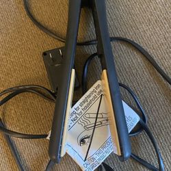 Global  Beauty flat Iron ,has Extra Long Cord!!