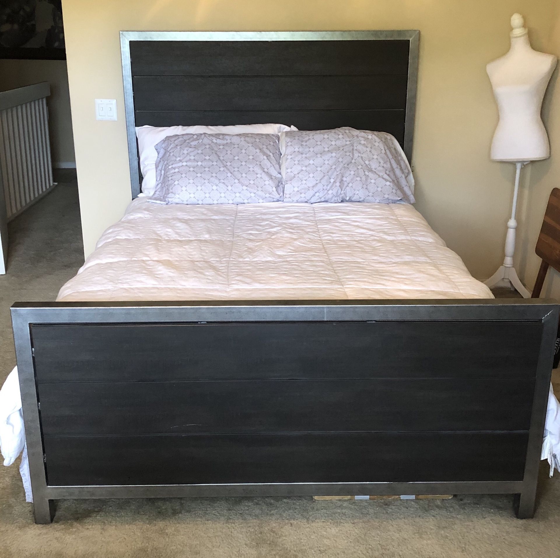 Bedroom set queen size Almost New!