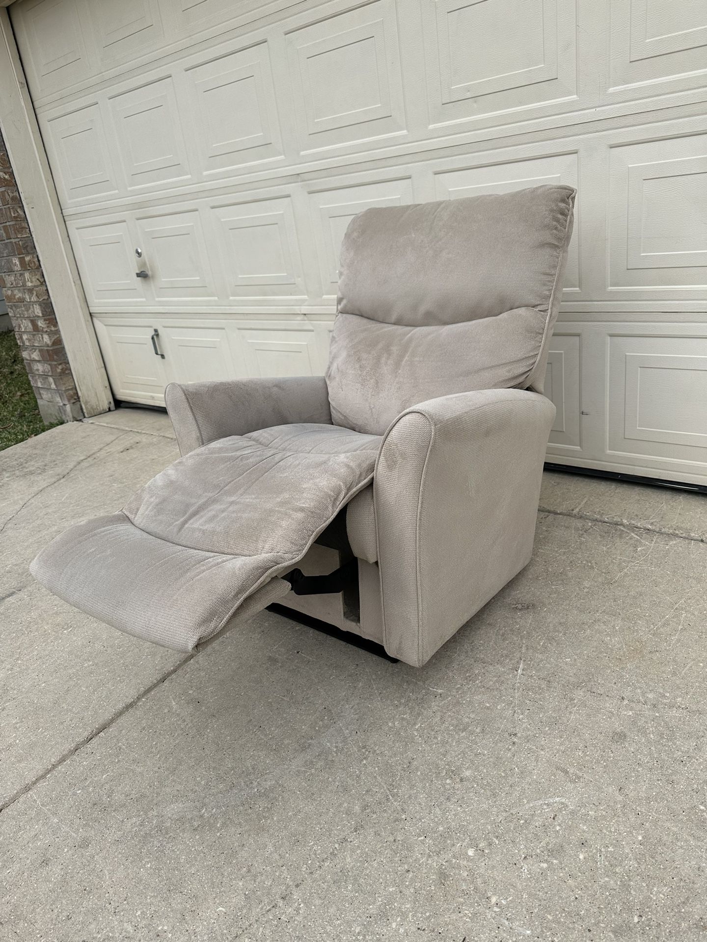Lay Z Boy Recliner Clean Good Condition for Sale in San Antonio, TX