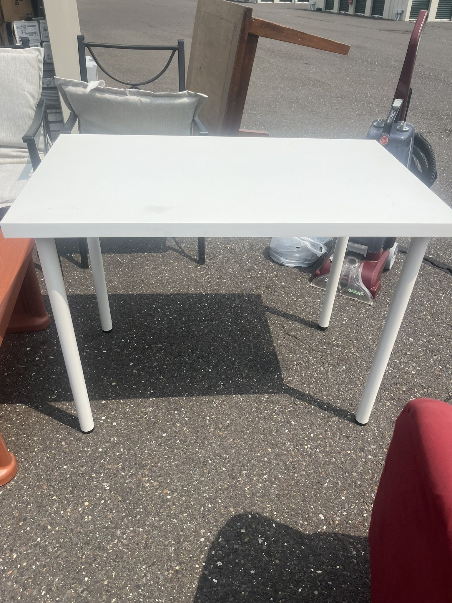 White table/desk