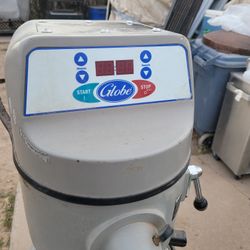 Se Vende Mixer Industrial Marca Globe   $1,200.00.   Omo.     Usada Así Como Esta