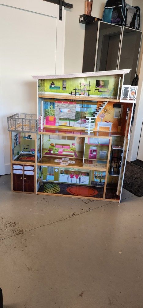 XXL Wood doll House With Elevator
