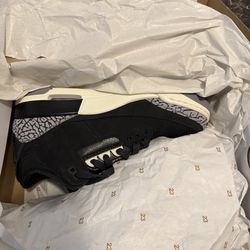 Men Size 9 Off noir Jordan’s 3 like new worn once in excellent condition