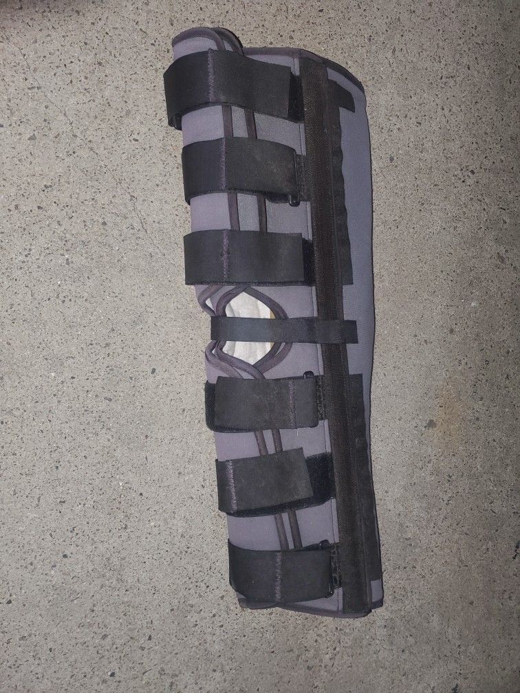 Knee/Leg Brace To Keep The Leg Straight