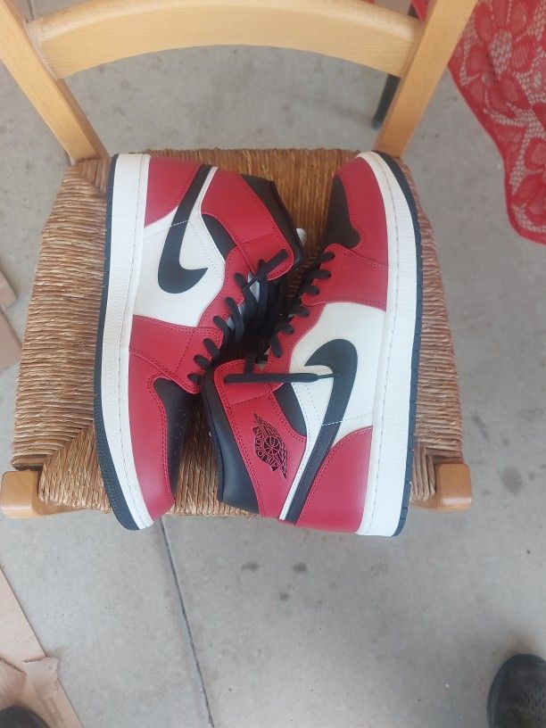 Jordan AIR Mens Air 1 Mid 554724 069 Chicago Black Toe - Size 12
New