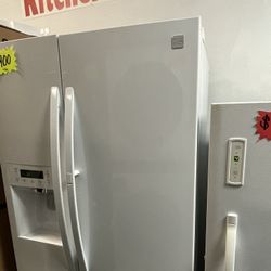 Very beautiful Kenmore refrigerator