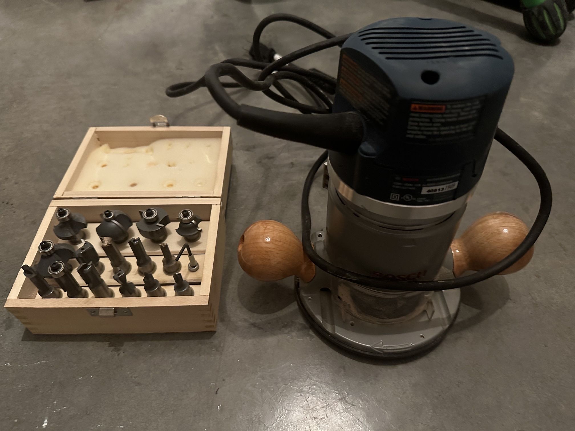 Bosch 1617EVS 2.25 HP FixedBase Router w/ Bits for Sale in Portland