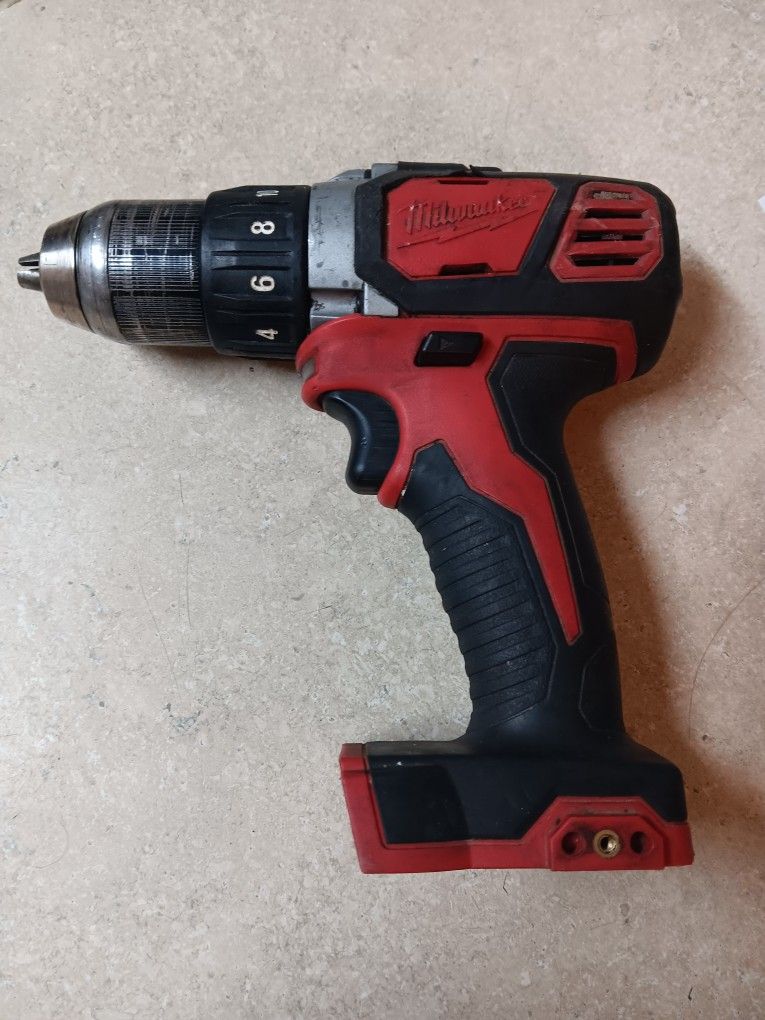Milwaukee M18 cordless 1/2 in drill driver tool only works great 