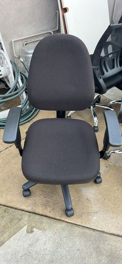 Swivel office chair