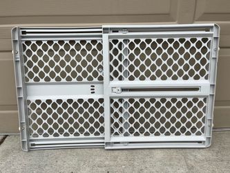 Gate for Baby or pet (in Des Moines) 26-42" x 26"