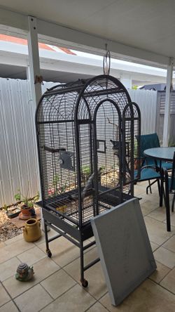 Jaula Negra De Hierro Fuerte Para Aves En Buenas Condiciones