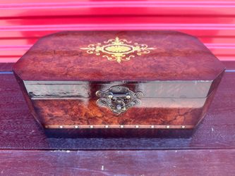 Jewelry box
