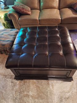 Rectangler leather ottaman with 4 draws and pull out wood side eating tables.