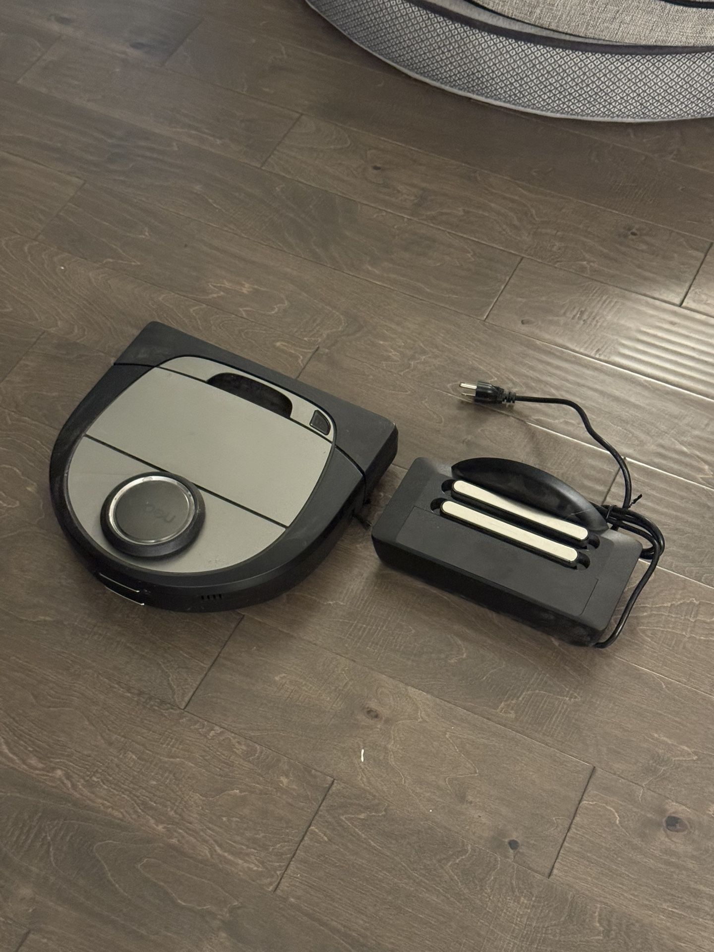 Neato Robotics Botvac D7 Wi-Fi Robot Vacuum - Black/Gray