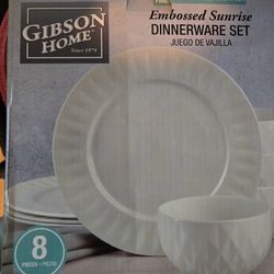 8 piece dinnerware set - 4 plates/4 bowls 