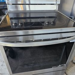 LG STAINLESS STEEL GLASSTOP STOVE CONVECTION OVEN WITH AIR FRYER OPTION.....ALMOST NEW....$ 400