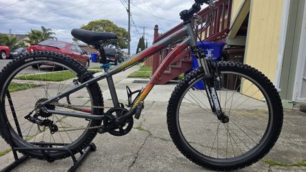 Specialized HotRock Mountain Bike 24"Tires Great Condition Ready to Ride