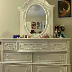 Fancy Dresser With Mirror